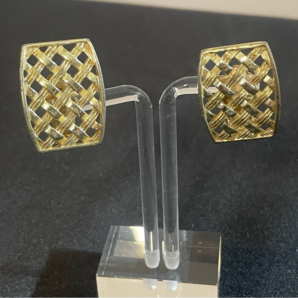 Vintage Signed Sarah Coventry Bamboo Woven Pattern Gold Tone Clip-on Earrings